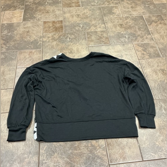 ❄3/$26 Xmas sale❄ NWT Black and White Top - Picture 6 of 6